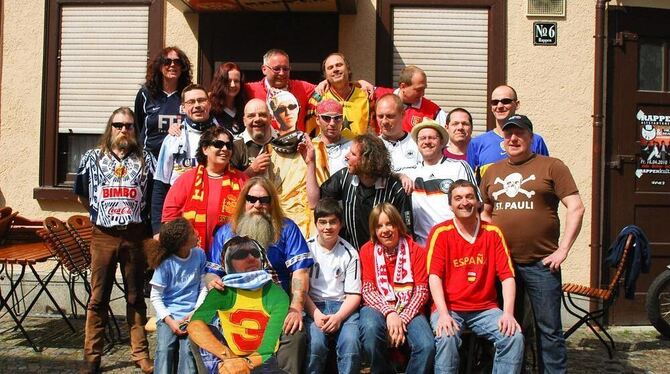 Ist das Sgt. Peppers Lonely Hearts Club Band? Nein, es ist die Reutlinger Pop-Punk-Band Shicehouse mit Sponsoren. FOTO: PR Ist das Sgt. Peppers Lonely Hearts Club Band? Nein, es ist die Reutlinger Pop-Punk-Band Shicehouse mit Sponsoren. FOTO: PR