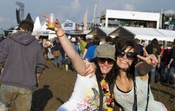 50 000 Besucher, die sich vom Schlamm nicht die Stimmung verderben ließen, waren beim Southside-Festival. Oben: Auf trockener Bü