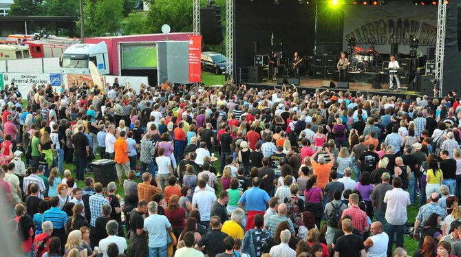 Zur dritten Auflage von Mössingen rockt kamen rund 3000 Fans von Sweet, Slade, Mud II, Rattles und Smokie.