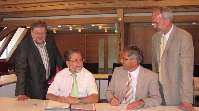 Unterschreiben für die Datenautobahn (von links) Heinz Sindlinger, Eberhard Wolf, Jochen Zeller und Thomas Reumann. GEA-FOTO: GE