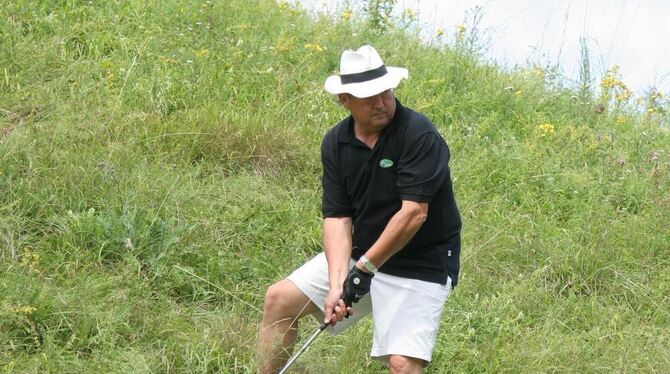 Denkbar ungünstige Lage: Doch Klaus Sattler vom Golfclub Schönbuch gelang es, den Ball aus dem hohen Gras zu schlagen. GEA-FOTO: