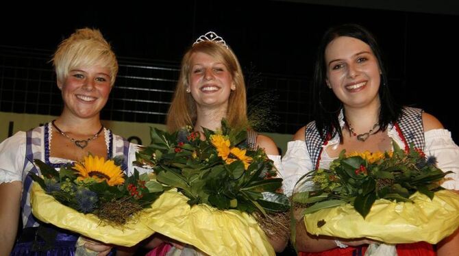 Wacholderkönigin Linda Glocker, Mitte, mit ihren Wacholderprinzessinnen Julika Ostertag (links) und Stefanie Simmendinger. FOTO Wacholderkönigin Linda Glocker, Mitte, mit ihren Wacholderprinzessinnen Julika Ostertag (links) und Stefanie Simmendinger. FOTO