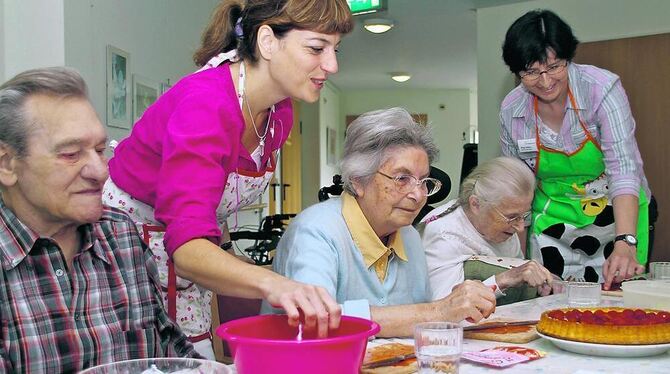 Betreuungsassistentinnen sind im Gomaringer Gustav-Schwab-Stift im Einsatz, kümmern sich um demente Menschen.  FOTO: HAMMER