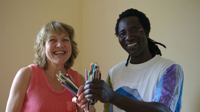 Koffer voller Spenden und die Hände voller Buntstifte: Renate Gauger und Boukary Barry kurz vor dem Abflug nach Westafrika. GEA-