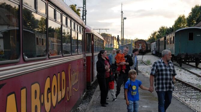 Ausstieg aus dem historischen Schienenbus-Zug am »Haltepunkt« Westbahnhof. Ausstieg aus dem historischen Schienenbus-Zug am »Haltepunkt« Westbahnhof.