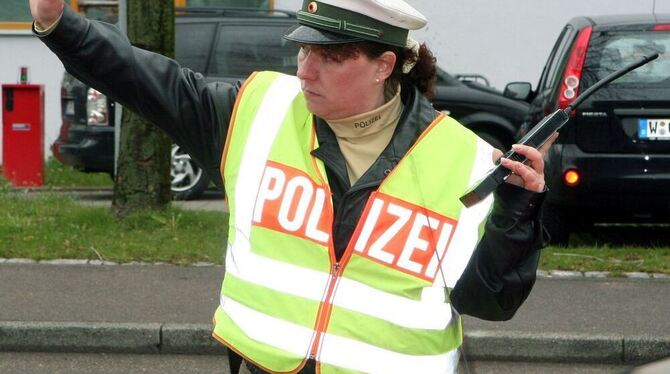 Verkehr regeln ist ein typisches Einsatzgebiet für Polizeifreiwillige. Ob da ein richtiger Beamter steht, kann man nur an den Sc Verkehr regeln ist ein typisches Einsatzgebiet für Polizeifreiwillige. Ob da ein richtiger Beamter steht, kann man nur an den Sc