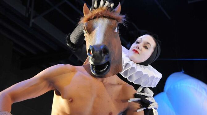 Pferd (Erik Reisinger) und Hampelmann (Katharina Erlenmeier) treiben in der »Zaubernacht« um. FOTO: HOLGER SCHNEIDER Pferd (Erik Reisinger) und Hampelmann (Katharina Erlenmeier) treiben in der »Zaubernacht« um. FOTO: HOLGER SCHNEIDER