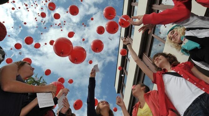 Freudestrahlend ließen die Schüler der Hermann-Hesse-Realschule ihre Luftballons samt guter Vorsätze steigen.  FOTO: NIETHAMMER