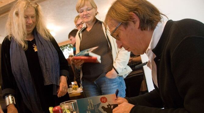 Krimi-Autor Wolfgang Schorlau lockte viele Fans zur »Grünkultour« nach Kusterdingen. FOTO: SCHREIER