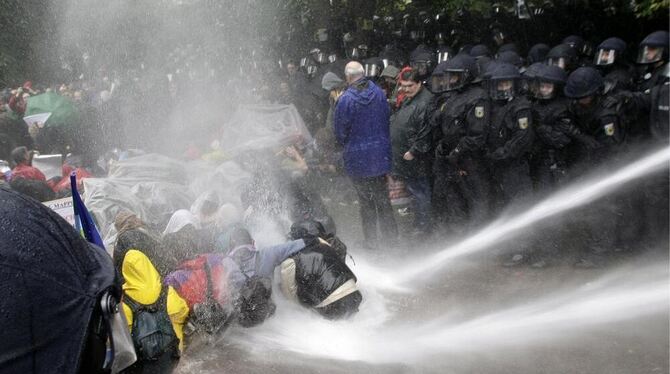 Eine Szene des »Schwarzen Donnerstags«: Mit Wasserwerfern gegen Menschen am Boden.