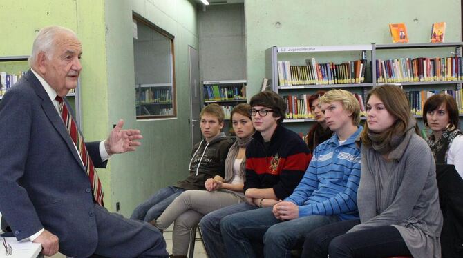 Lebendiger Gemeinschaftskunde-Unterricht: Friedenspreisträger Alfred Grosser unterhielt sich mit Gymnasiasten des BZN.  FOTO: ST