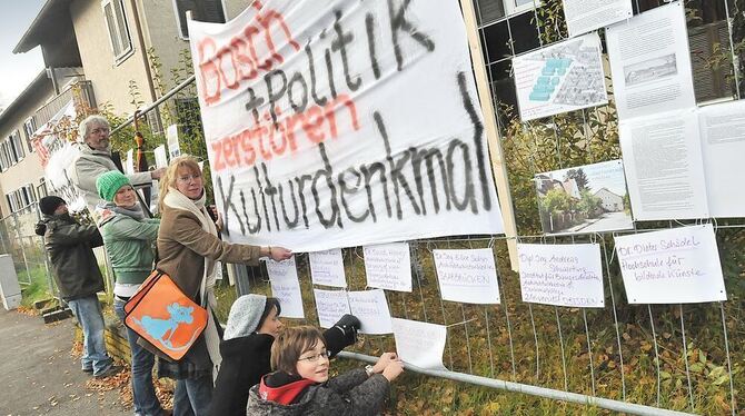 Mit Protest am Bauzaun und anderen Aktionen wehren sich die Gmindersdörfler gegen den Abriss der Erdle-Bauten. FOTO: TRINKHAUS Mit Protest am Bauzaun und anderen Aktionen wehren sich die Gmindersdörfler gegen den Abriss der Erdle-Bauten. FOTO: TRINKHAUS