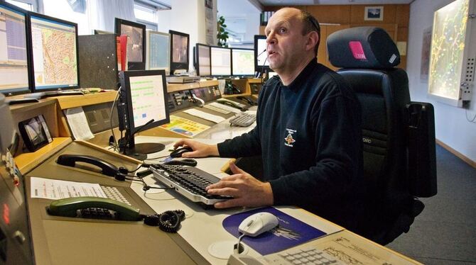 Klaus-Dieter Schiebel ist Chef der Feuerwehr-Leitstelle. Nächstes Jahr legen DRK und Feuerwehr ihre Leitstellen zusammen. FOTO: Klaus-Dieter Schiebel ist Chef der Feuerwehr-Leitstelle. Nächstes Jahr legen DRK und Feuerwehr ihre Leitstellen zusammen. FOTO:
