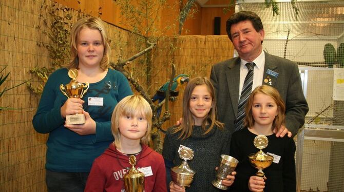 Vom Vorsitzende Wolfgang Ankele (rechts) gekürt, die Vereinsmeister der Jugend (von links): Daniela Link, Florian Nedele, Marie Vom Vorsitzende Wolfgang Ankele (rechts) gekürt, die Vereinsmeister der Jugend (von links): Daniela Link, Florian Nedele, Marie