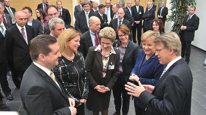 Hoher Besuch bei der Manz Automation AG (vorne von links): Ministerpräsident Stefan Mappus, Ulrike Manz, Reutlingens Oberbürgerm
