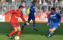 Markierte in der Nachspielzeit den Reutlinger Siegtreffer: Roberto Forzano (links).  FOTO: NIETHAMMER