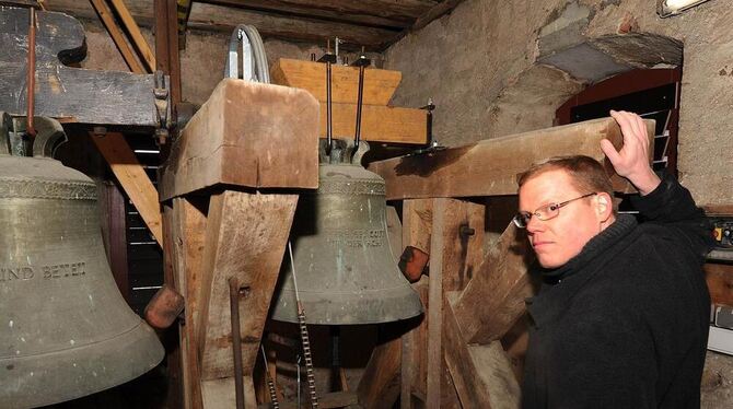 Seit der Renovierung der Glockenstube ist der Klang viel angenehmer: Christoph Schapka im Jettenburger Kirchturm.  GEA-FOTO PACH