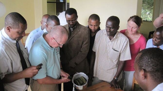 Peter Heeg (zweiter von links) zeigt den Ärzten in Tansania, wie Bananenblätter im Schnellkochtopf sterilisiert werden. FOTOS: M