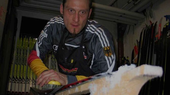 Roland Schmauder aus Mehrstetten sorgt dafür, dass es bei den deutschen Biathlon-Profis läuft. Er ist Skitechniker bei der Natio