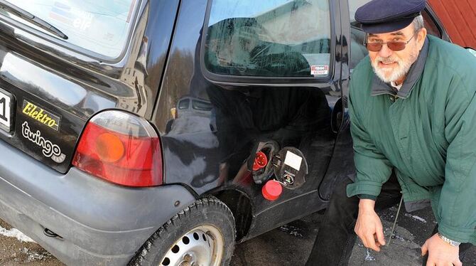 Werner Lins mit seinem E-Twingo an der »Tankstelle«.  GEA-FOTO: PACHER