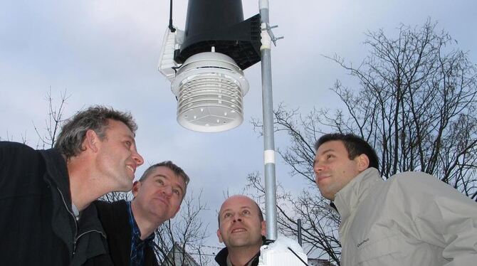 »Wetterfreaks« und ihre Station (von links): Peter Tobies, Marco Kaschuba, Maximilian Conrad und Jörg Henschel. GEA-FOTO: SCHEIB