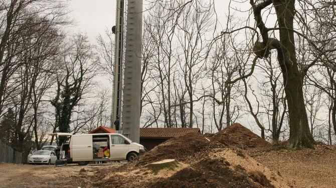 Der neue Mast (im Vordergrund) steht, die Bäume sind längst gefällt. Der alte Mast im Hintergrund wird abgebaut. GEA-FOTO: DÖRR