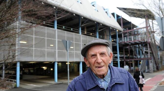 Wilhelm Hammer vor dem Parkhaus Lederstraße, wo einst eine Gastwirtschaft und der Schlachthof standen. Wilhelm Hammer vor dem Parkhaus Lederstraße, wo einst eine Gastwirtschaft und der Schlachthof standen.