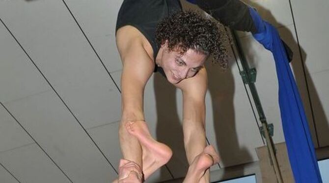 In guten starken Händen: Mit einem diplomierten Akrobaten wie Salvatore Sambito (oben) ist die Qualität der Übungsstunden gleich