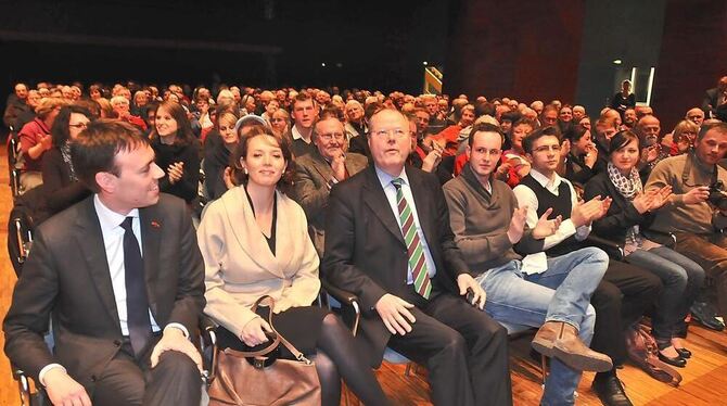 Fast volles Haus in der Listhalle: Der Reutlinger SPD-Landtagskandidat Dr. Nils Schmid (links, mit Ehefrau Tülay) freut sich am