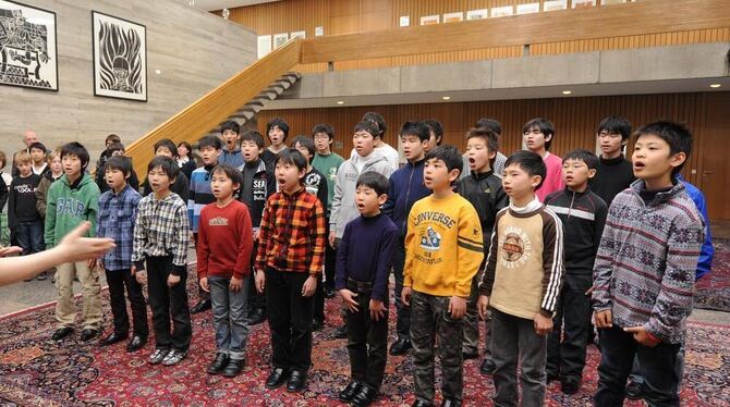 Der Hiroshima Boys Choir beim Empfang im Rathaus, wo er auch eine Friedensbotschaft überbrachte. Heute um 20 Uhr geben die japan Der Hiroshima Boys Choir beim Empfang im Rathaus, wo er auch eine Friedensbotschaft überbrachte. Heute um 20 Uhr geben die japan