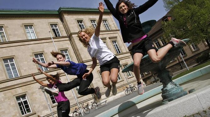Sportstudentinnen der Uni Tübingen beim Brunnenhüpfen im Corporate Design. FOTO: HAMMER