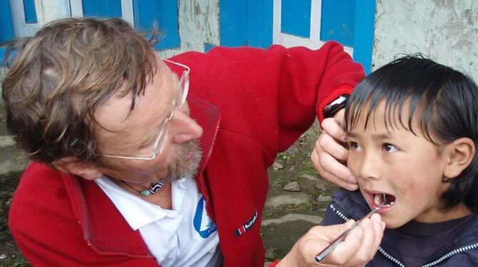 Der »German Doctor« in Aktion: Dr. Rainer Claußnitzer hilft mit seiner Erfahrung nicht nur den Kindern in Nepal.  FOTO: PR