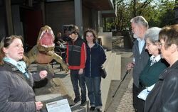 Dino-Führung mit wissenschaftlichem Anspruch: Diplom-Biologin Barbara Kagerer mit GEA-Lesern beim Nothosaurus, einem ans Leben i