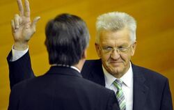 Winfried Kretschmann schwört nach seiner Wahl zum Ministerpräsidenten von Baden-Württemberg seinen Amtseid.