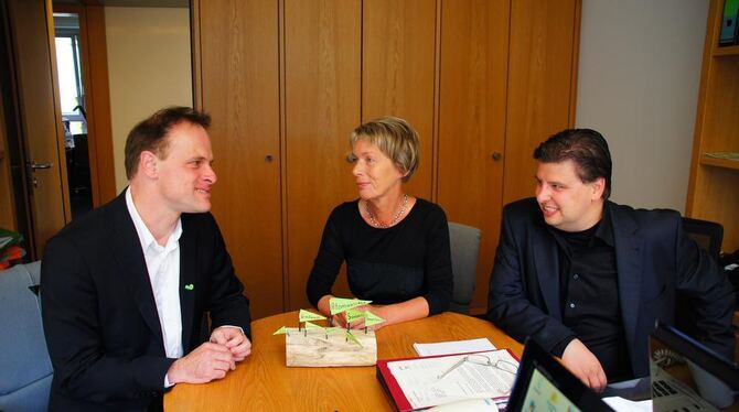 In seinem Abgeordnetenbüro: Thomas Poreski mit den Grünen-Kollegen Charlotte Schneidewind-Hartnagel und Daniel Lede-Abal. FOTO: