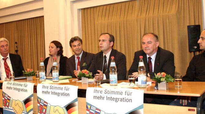 Auf dem Podium im Spitalhofsaal diskutierten über Integration (von links): Andreas vom Scheidt, Özlem Isfendiyar, Memet Kiliç, M