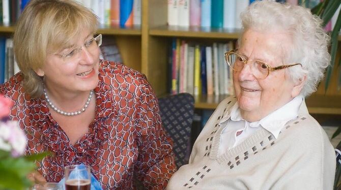 Erste Bürgermeisterin Ulrike Hotz gratuliert Anna Bürkle zu ihrem 100. Geburtstag. Die Jubilarin lebt im Pflegeheim Ringelbach. Erste Bürgermeisterin Ulrike Hotz gratuliert Anna Bürkle zu ihrem 100. Geburtstag. Die Jubilarin lebt im Pflegeheim Ringelbach.