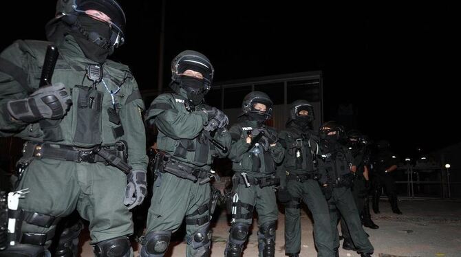 Polizisten sichern in Einsatzuniform die Baustelle von Stuttgart 21. Polizisten sichern in Einsatzuniform die Baustelle von Stuttgart 21.