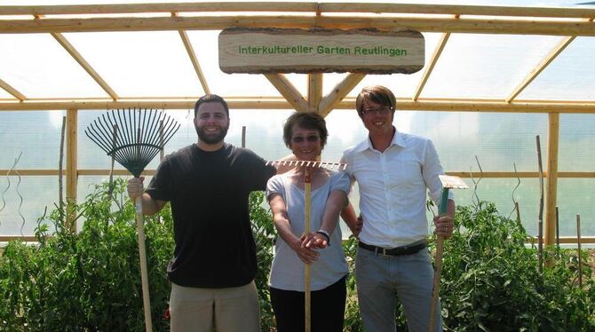 Dominik Adam, Mira Neumann und Vinzenz Fundel (von links) vor dem selbst gebauten Tomatenhaus.  GEA-FOTO: HAILFINGER