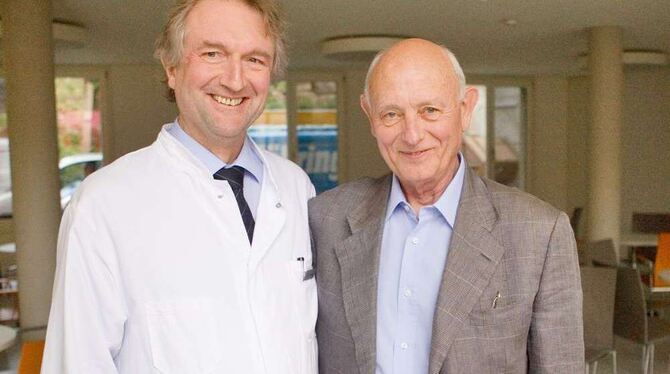 Der ärztliche Direktor der Hautklinik Martin Röcken (links) mit Vorgänger Gernot Rassner vor der Cafeteria im neuen Anbau. FOTO: