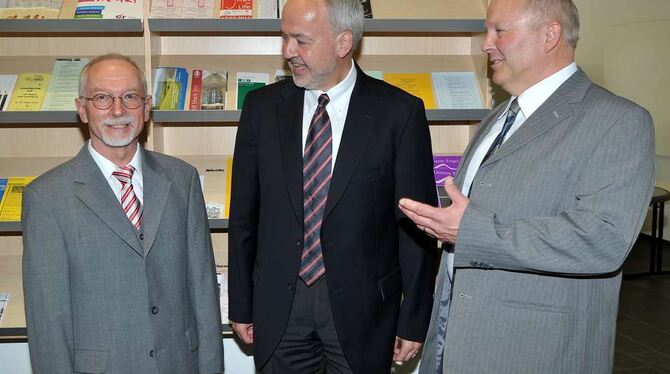 Verabschiedung von Johannes Epple (links) als Rektor der Theodor-Heuss-Schule. Rechts sein Nachfolger Horst Kern, Mitte Landrat