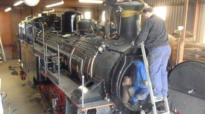 An der Dampflokomotive 97 501, einem ganz seltenen Exemplar, arbeiten die Zahnradbahnfreunde schon seit Jahren. Im Lokschuppen a