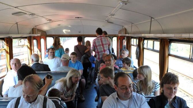 Fahrt im alten Schienenbus (links) oder ein Blick auf die Dampflok: Nostalgiefans genossen »die alten Schätzchen«.  FOTOS: THOMY