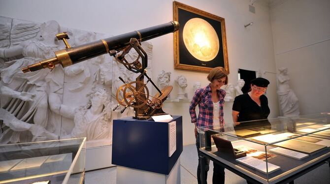 Bedeutende Exponate: Julius Grimms 1875 konstruiertes Teleskop und seine »Ansicht des vollen Mondes« von 1895. Um möglichst präz