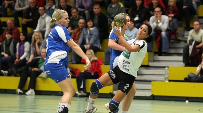 Stehen sich in den beiden Derbys gegenüber: Birgül Yurdakul (mit Ball) von der WSG Eningen-Pfullingen und Sarah Schmidt (links) Stehen sich in den beiden Derbys gegenüber: Birgül Yurdakul (mit Ball) von der WSG Eningen-Pfullingen und Sarah Schmidt (links)