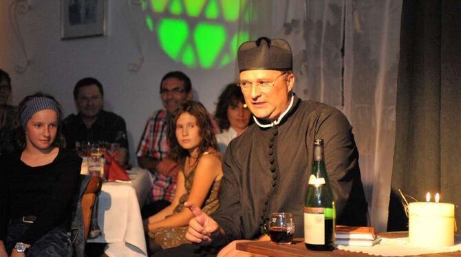 Die Schattenseiten seiner Schäfchen kann der Dorfpfarrer (Günter Brucklacher) nur mit einem guten Glas Wein ertragen.  FOTO: THO