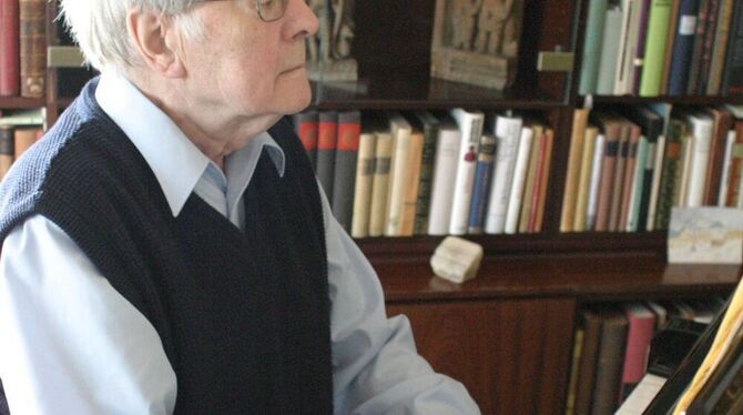 Vertieft in ein Bach-Präludium: Professor Erich Reustlen am heimischen Flügel in der Pfullinger Griesstraße. Vertieft in ein Bach-Präludium: Professor Erich Reustlen am heimischen Flügel in der Pfullinger Griesstraße.