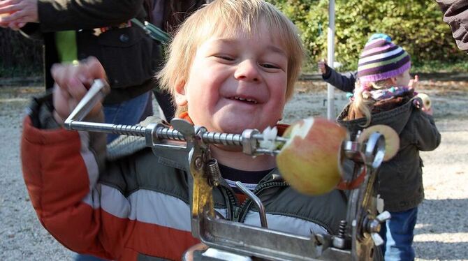 Mit der von Eduard Lucas vor 150 Jahren erfundenen Apparatur macht sogar das Apfelschälen Spaß. FOTO: BAIER