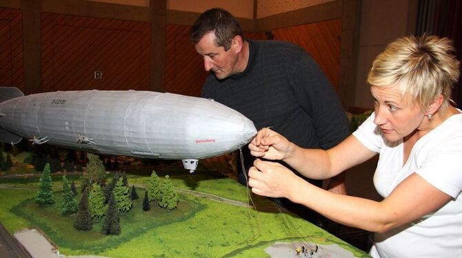 Ein maßstabsgetreuer Zeppelin mit Anlage ist in diesem Jahr in der Ausstellung des Hülbener Modellbahnclubs zu sehen. FOTO: KOZJ