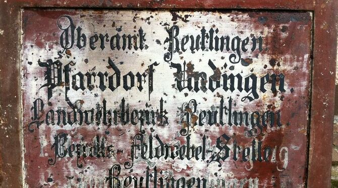 Diese Tafel fand Manuel Hailfinger in seinem alten Haus. Mit Hilfe aus der Bevölkerung hofft er, herauszufinden, an welchem Ort